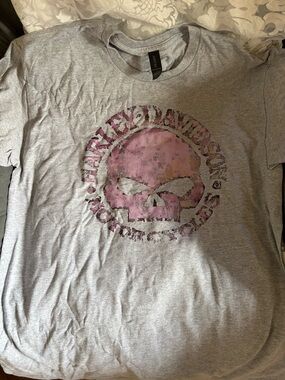 NEW in pkg. Gildan Gray Tee with Pinkish/Purplish Skull Graphic Harley Davidson